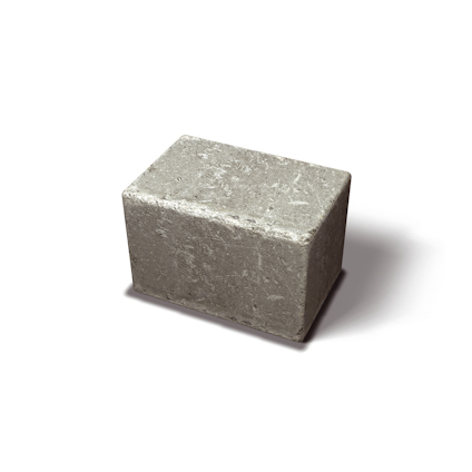 Grå rektangulär marksten med en antik och slät yta, mot vit bakgrund.