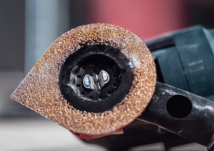 Närbild av en slipdyna med kornig yta på en vinkelslip.