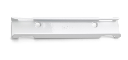 Vitt metallbeslag med två skruvhål och öppna ändar, placerat mot en vit bakgrund.