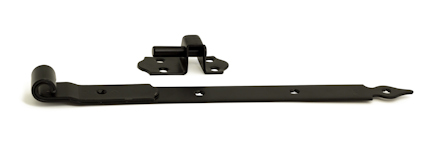 Svart hakgångjärn med två fästen liggande på en vit bakgrund.