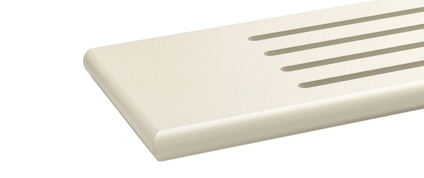 Vit ventilerad fönsterbänk med utskurna linjära slitsar.