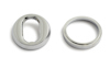 Två kromfärgade metallringar, en med ett ovalt hål.