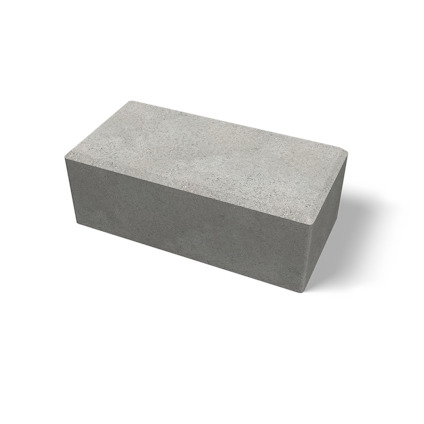 Grå mursten med slät yta på svart bakgrund.