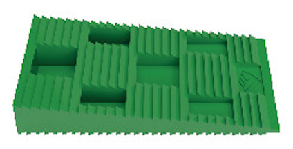 Grön plastkil med räfflad yta och rektangulära urtag i flera sektioner.