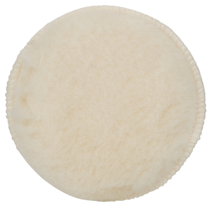 Rund, beige fårullspad för polering med sydd kant.